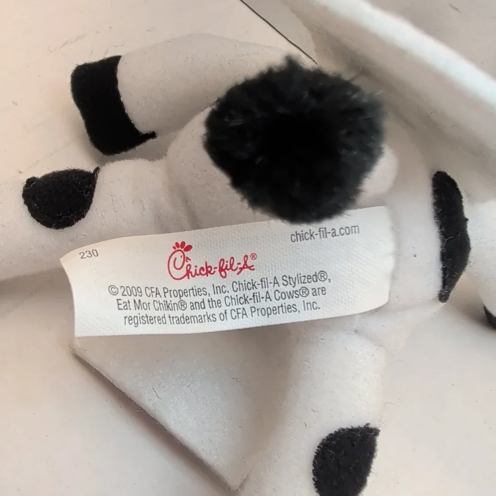 Chick-fil-A Eat Mor Chikin Cow Plush and Finger Puppet Advertising Set 2009